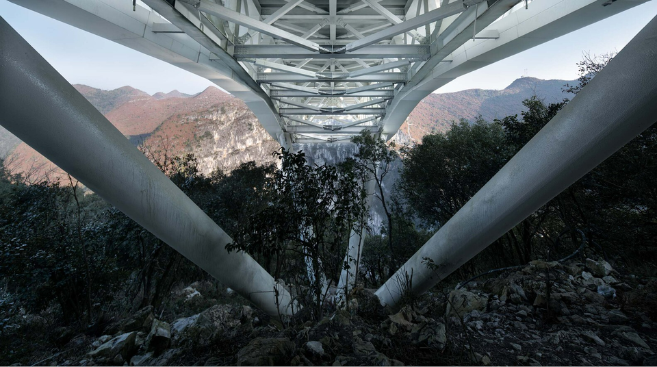 Cấu trúc vòm dự ứng lực ở phần nhô ra của đài quan sát được thực hiện bằng cách tăng chiều dài cột và tăng độ võng. Điều này giúp bù đắp và cân bằng tải trọng của đài quan sát, bảo vệ kính khỏi bị biến dạng nghiêm trọng.