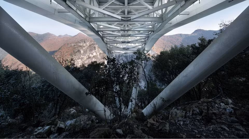 Cấu trúc vòm dự ứng lực ở phần nhô ra của đài quan sát được thực hiện bằng cách tăng chiều dài cột và tăng độ võng. Điều này giúp bù đắp và cân bằng tải trọng của đài quan sát, bảo vệ kính khỏi bị biến dạng nghiêm trọng.