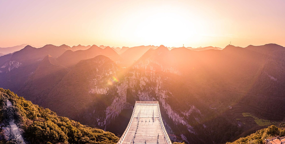 Tòa nhà được xây dựng và bố trí một cách thận trọng nhằm thích ứng với các điều kiện địa chất mong manh tại vùng núi hùng vĩ. Phần nhô ra 34 m giữa các thung lũng là một nỗ lực táo bạo đối với cấu trúc kiến trúc. Từ đây, mọi người có thể nhìn ngắm núi non trùng điệp và hòa mình vào thiên nhiên.