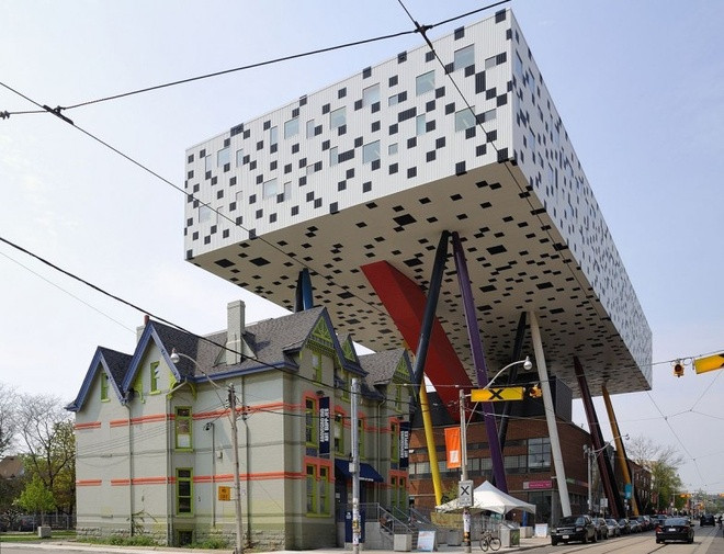 Hay Fallingwater House từng được giải thưởng "Tòa nhà thế kỷ" do Hiệp hội kiến trúc sư Mỹ bình chọn vào năm 2000. Công trình do kiến trúc sư nổi tiếng người Mỹ Frank Lloyd Wright xây dựng vào năm 1935, tọa lạc trên một thác nước gần Pittsburgh, Pennsylvania.