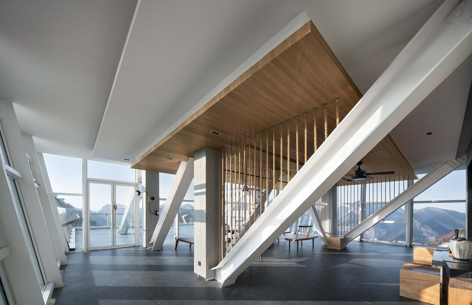 Tính đến khó khăn trong việc trữ nước ở địa hình núi đá vôi trong quá trình xây dựng và điều kiện sinh thái kém, đội ngũ kiến trúc sư đã xây dựng một tòa nhà quan sát dài 80 m và rộng 10 m ở sườn núi. Thiết kế của công trình này đưa ra một giải pháp từ góc độ ý tưởng thiết kế cũng như công nghệ cho việc bảo vệ và sử dụng cảnh quan thiên nhiên.