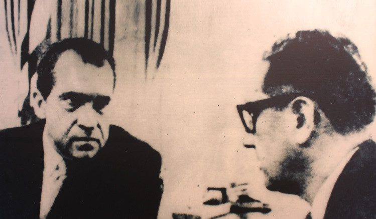 Chùm ảnh: Điện Biên Phủ trên không - Âm mưu và tội ác của đế quốc Mỹ được phóng viên Báo Tri thức &amp; Cuộc sống ghi nhận tại Bảo tàng Lịch sử Quân sự Việt Nam (28A Điện Biên Phủ, Điện Biên, Ba Đình, Hà Nội). Trong ảnh là Tổng thống Mỹ Nixon và ngoại trưởng Kissinger bàn về tăng cường chiến tranh xâm lược Việt Nam, 1972.