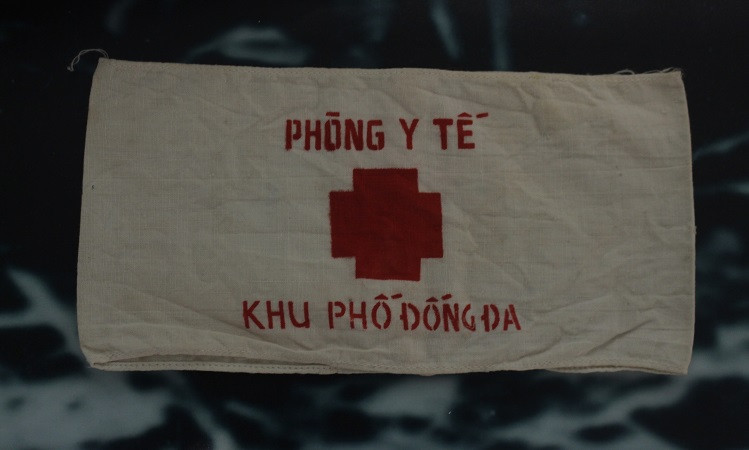 Phù hiệu Phòng Y tế Đống Đa, Hà Nội dùng cấp cứu nhân dân khu phố Khâm Thiên đêm 26/12/1972.