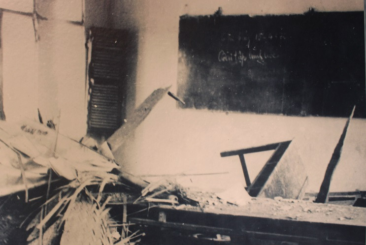Trường học bị B-52 ném bom phá hủy, 12/1972.