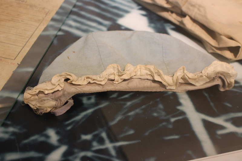 Mũ của cháu Nguyễn Quang Kiên (4 tháng tuổi) ở số nhà 2, ngõ Hồ Cây Sữa, Khâm Thiên, Hà Nội bị B-52 ném bom giết hại cùng bà nội đêm 26/12/1972.