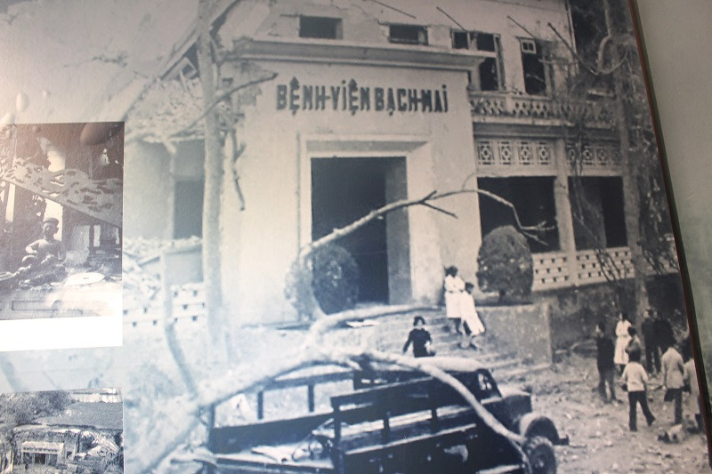 Bệnh viện Bạch Mai (Hà Nội) bị B-52 ném bom phá hủy đêm 22/12/1972.