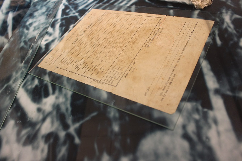 Giấy khai sinh của em Phạm Ngọc Khánh, học sinh lớp 8C Trường cấp 3 Trưng Vương, nhà ở số 22 ngõ Chiến Thắng, Khối 33, phố Khâm Thiên, Hà Nội. Em và cả gia đình bị bom giết hại, 26/12/1972.