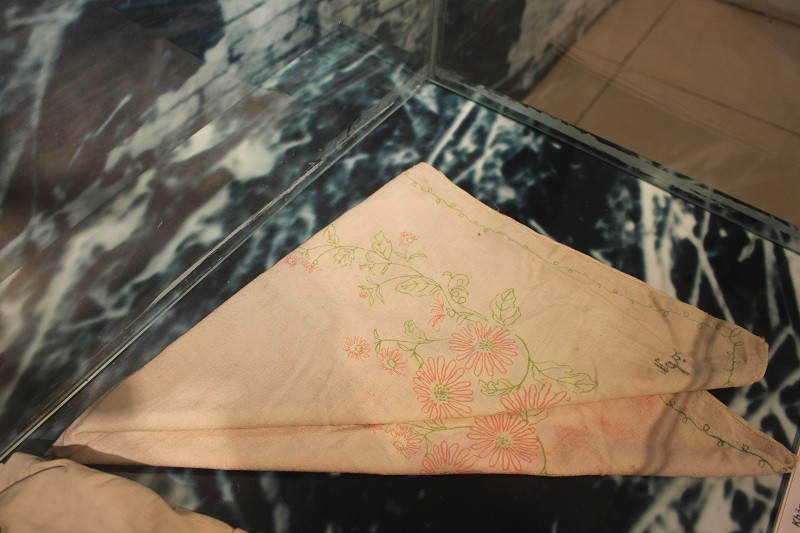 Khăn của em Phạm Thị Bích Ngọc, học sinh lớp 6E trường Tô Vĩnh Diện ở số nhà 22 ngõ Chiến Thắng, khối 33 phố Khâm Thiên, Hà Nội. Em và cả gia đình bị B-52 ném bom giết hại, 26/12/1972.