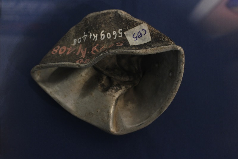 Xoong của chị Trần Thị Trạch, xóm 2 Mễ Trì Thượng, Từ Liêm, Hà Nội nấu cháo cho cháu Đỗ Thị Hường (7 tháng tuổi). Cháu và cả gia đình bị B-52 ném bom giết hại , 19/12/1972.