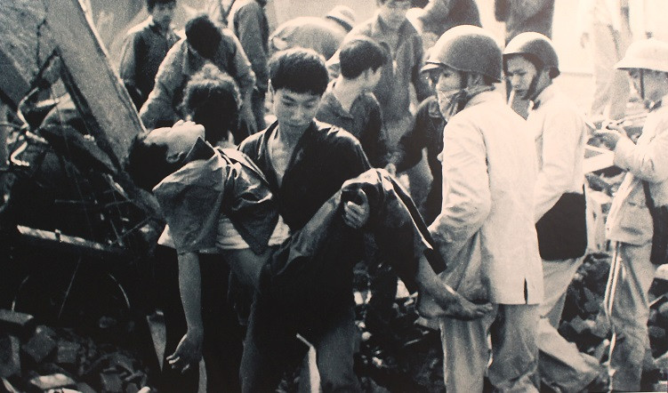 Các đội viên dân phòng khu phố Hoàn Kiếm cấp cứu nạn nhân bị máy bay Mỹ ném bom ở ngõ Lý Thường Kiệt, 21/12/ 1972.