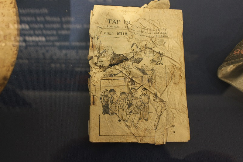 Quyển tập đọc lớp hai của cháu Đỗ Quang Tuấn (10 tuổi), con trai chị Trần Thị Trạch, xóm 2 Mễ Trì Thượng, Từ Liêm, Hà Nội bị B-52 ném bom giết hại cùng toàn bộ gia đình, 19/12/1972.