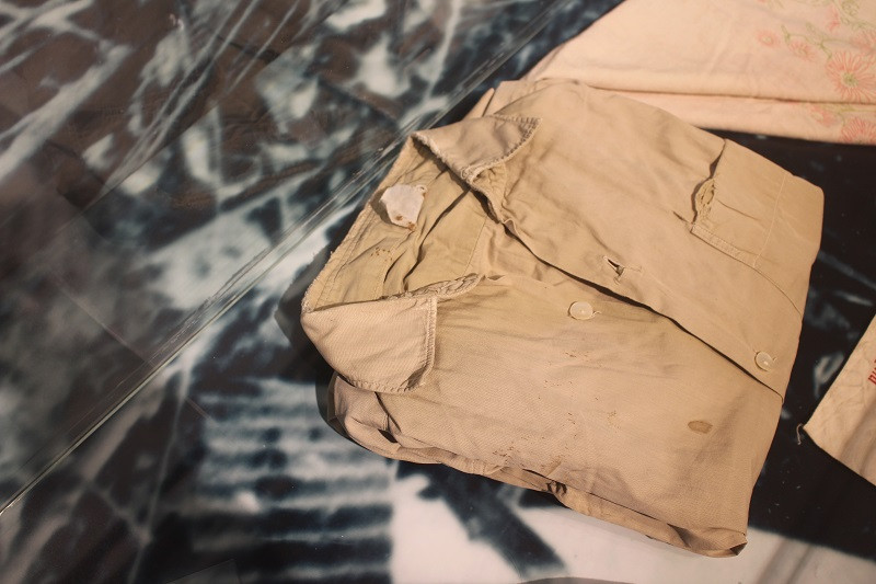 Áo sơ mi của chị Nguyễn Thị Thơm, số nhà 45 phố Khâm Thiên, Hà Nội (chị đang mang thai 8 tháng). Đêm 26/12/1972 chị và cả gia đình bị B-52 ném bom giết hại.