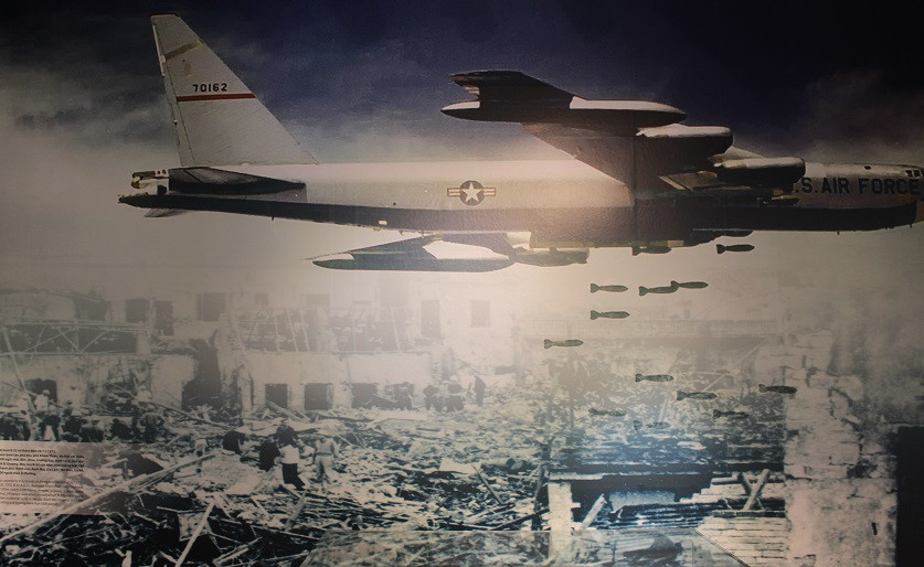 Đêm 16/12/1972, B-52 ném bom tàn phá khu Khâm Thiên, Hà Nội với chiều dài trên 1.200m, gần 2000 ngôi nhà, đền, chùa, trường học, trạm phá bị phá sập, 287 người chết, 290 người bị thương. Máy bay B-52 còn ném bom xuống hơn 100 điểm dân cư khác trong thành phố làm hơn 1000 người chết, bị thương.