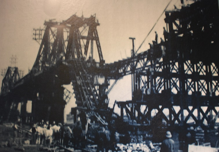 Cầu Long Biên (Hà Nội) bị B-52 ném bom đánh sập.