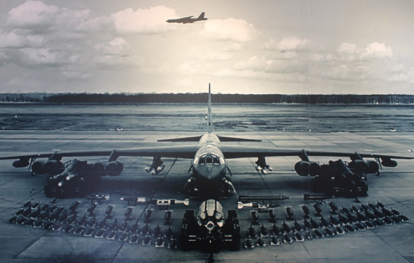 B-52: Máy bay ném bom chiến lược của không quân Mỹ do hãng Boing (Mỹ) sản xuất. Sải cánh 56,39m; dài 49,05m; cao 12,4m; khối lượng cất cánh tối đa 221,35 tấn, tầm bay 12.000-16.000k; kíp bay 6 người; trang bị súng máy, tên lửa hành trình, các phương tiện dẫn đường, ném bom rải thảm và tác chiến điện tử; có thể mang tới 30 tấn bom. Trang bị cho không quân chiến lược Mỹ, có các phiên bản: B-52A,B,C,,D,E,F,G,H.