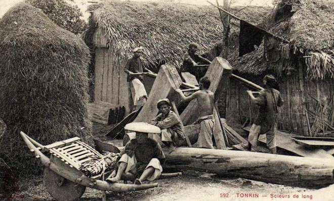 Xẻ gỗ: Nghề nghiệp phổ biến ở khu vực rừng núi phía Bắc. Các thợ sơn tràng phải phối hợp nhịp nhàng để đưa đẩy lưỡi cưa sao cho tấm gỗ được xẻ phẳng như ý.