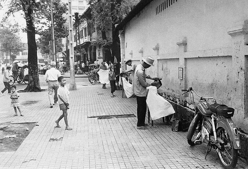 SAIGON 1965 – Coiffeurs de rue – Thợ hớt tóc dạo vỉa hè đường Huỳnh Thúc Kháng
