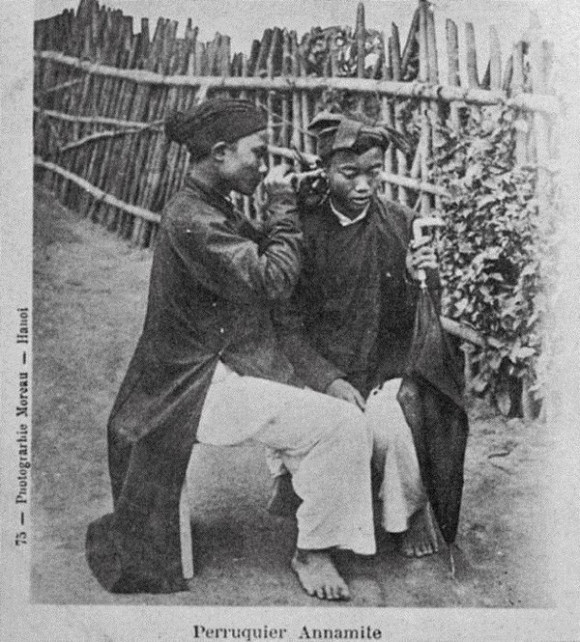 Lấy ráy tai dạo tại Hà Nội. Đây là một trong những nghề nghiệp cổ xưa của người Việt Nam. Chỉ cần một que sắt và một chiếc ghế đẩu, người đàn ông này đã có thể hành nghề.