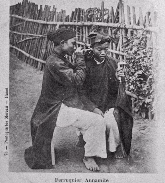 Lấy ráy tai dạo tại Hà Nội. Đây là một trong những nghề nghiệp cổ xưa của người Việt Nam. Chỉ cần một que sắt và một chiếc ghế đẩu, người đàn ông này đã có thể hành nghề.