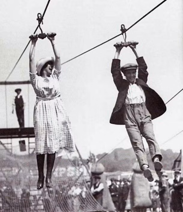 Một cặp vợ chồng chơi đu dây đầu tiên tại hội chợ, năm 1923.