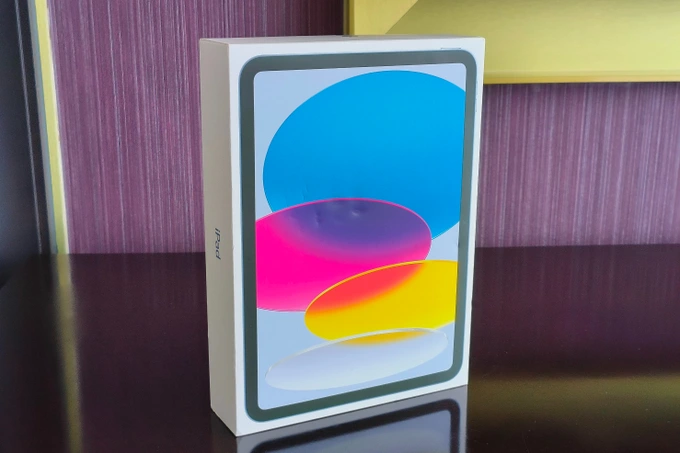 Ở mặt trước, Apple trang bị cho iPad Pro mới 2 tuỳ chọn kích thước màn hình: 11 inch và 12.9 inch, trong đó bản 11 inch có màn hình LCD IPS Liquid Retina, còn bản 12.9 inch có màn hình mini-LED Liquid Retina XDR. Cả 2 đều có tần số quét màn hình 120Hz ProMotion, tuy nhiên do sử dụng tấm nền mini-LED nên phiên bản 12.9 inch có độ sáng cao hơn, lên tới gần 2000 nits ở điều kiện lý tưởng.