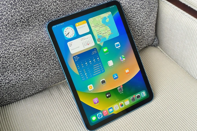 iPad Pro M2 mới có khung máy hoàn thiện từ nhôm nguyên khối thân thiện với môi trường, gồm 2 tuỳ chọn màu sắc là bạc và xám. Cụm camera chính ở mặt lưng gồm 2 ống kính: góc rộng và góc siêu rộng kèm cảm biến LiDAR. Cụm camera này có khả năng quay video ProRes.