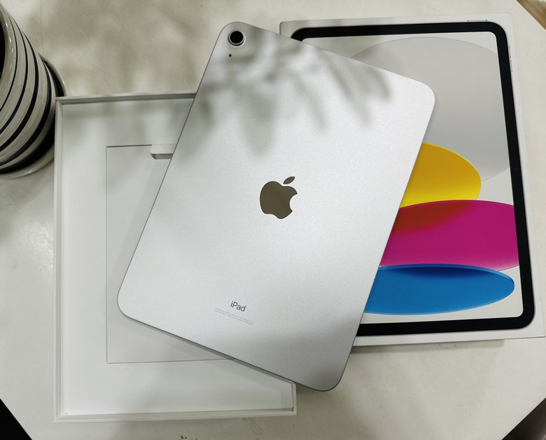 Về cấu hình, iPad Gen 10 được trang bị con chip A14 Bonic, đây là nâng cấp đáng kể so với A13 Bionic trên iPad Gen 9 của năm ngoái. Con chip mới này sẽ giúp iPad Gen 10 cải thiện đến 20% hiệu năng CPU, đồng thời tăng 10% khả năng xử lý đồ họa so với thế hệ trước. Apple cho rằng, với chip A14 Bionic, iPad Gen 10 sẽ nhanh hơn 5 lần so với máy tính bảng Android bán chạy nhất.