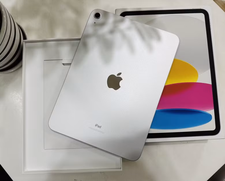 Về cấu hình, iPad Gen 10 được trang bị con chip A14 Bonic, đây là nâng cấp đáng kể so với A13 Bionic trên iPad Gen 9 của năm ngoái. Con chip mới này sẽ giúp iPad Gen 10 cải thiện đến 20% hiệu năng CPU, đồng thời tăng 10% khả năng xử lý đồ họa so với thế hệ trước. Apple cho rằng, với chip A14 Bionic, iPad Gen 10 sẽ nhanh hơn 5 lần so với máy tính bảng Android bán chạy nhất.