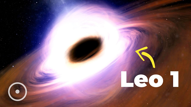 Tuy nhiên nghiên cứu mới cho thấy một lượng nhỏ khối lượng mà nó tước đi từ các ngôi sao cũng cung cấp tốc độ bồi tụ cần thiết để quan sát. Bởi quanh nó là những ngôi sao khổng lồ đỏ, có gió sao mạnh và thường tự đưa một phần cơ thể chúng ra môi trường xung quanh, "dâng tận miệng" lỗ đen.