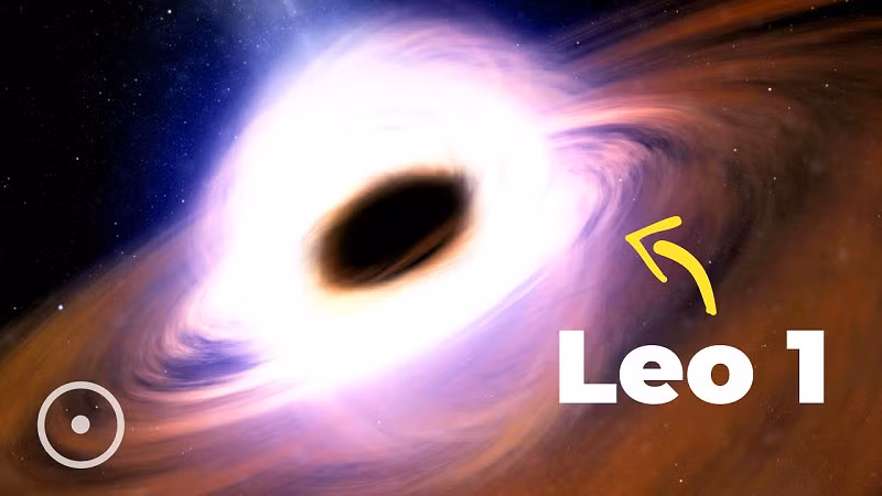 Tuy nhiên nghiên cứu mới cho thấy một lượng nhỏ khối lượng mà nó tước đi từ các ngôi sao cũng cung cấp tốc độ bồi tụ cần thiết để quan sát. Bởi quanh nó là những ngôi sao khổng lồ đỏ, có gió sao mạnh và thường tự đưa một phần cơ thể chúng ra môi trường xung quanh, "dâng tận miệng" lỗ đen.