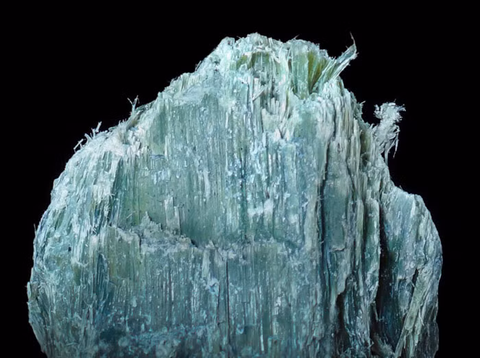  1. Asbestos hay còn được gọi là Amiăng là một tập hợp gồm sáu khoáng chất silicat, amiăng có đặc tính dai, bền và chịu nhiệt tốt nên thường được dùng làm vật liệu cách nhiệt, cách âm và chống cháy.