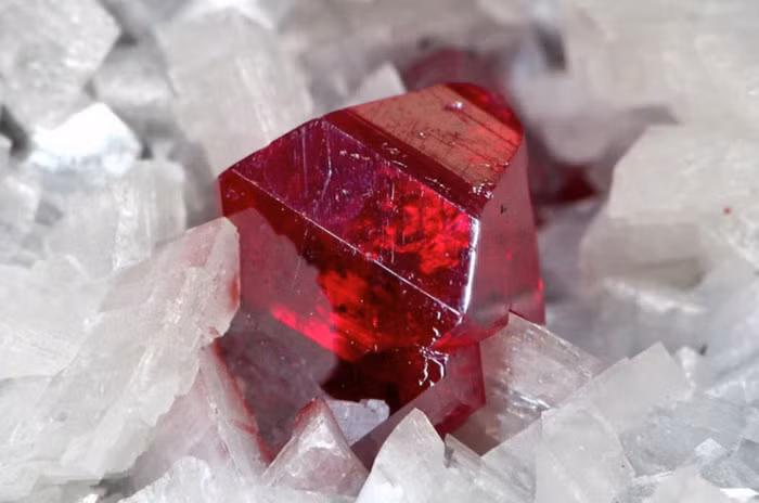 Ngày xưa người ta dùng chất màu đỏ này làm thuốc nhuộm mà không ý thức được rằng thủy ngân bên trong có thể gây chết người.