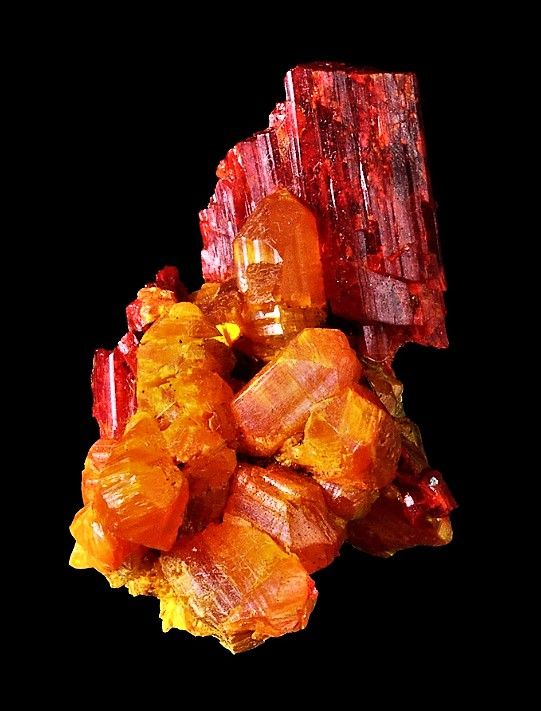  2. Orpiment là một khoáng chất asen sunfua có màu vàng cam đậm với công thức As2S3 . Sắc cam rực rỡ của Orpiment rất lôi cuốn nhưng nếu cầm tinh thể khoáng này trên tay, con người sẽ bị tiếp xúc với bột thạch tín gây ung thư.