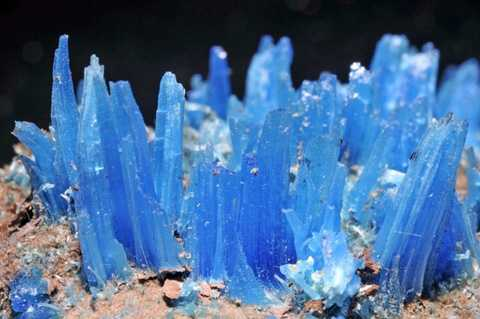  3. Chalcanthite: Khoáng chất có màu xanh đẹp mắt này là hợp chất hydrat đồng sunfat (copper sulfate) có thể hòa tan trong nước.