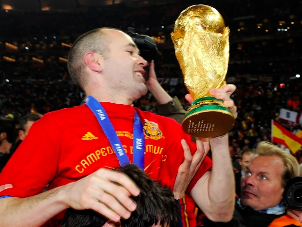 Chiếc cúp này không phải bản xịn mà chỉ là bản sao làm bằng đồng mạ vàng nên mặt đáy mới như vậy. Dưới đáy cúp xịn khắc tên các đội vô địch. Đã có 13 nhà vô địch được khắc tên, bắt đầu từ Tây Đức năm 1974 và hiện tại là Argentina 2022.