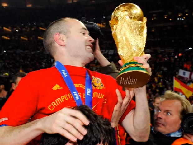 Chiếc cúp này không phải bản xịn mà chỉ là bản sao làm bằng đồng mạ vàng nên mặt đáy mới như vậy. Dưới đáy cúp xịn khắc tên các đội vô địch. Đã có 13 nhà vô địch được khắc tên, bắt đầu từ Tây Đức năm 1974 và hiện tại là Argentina 2022.