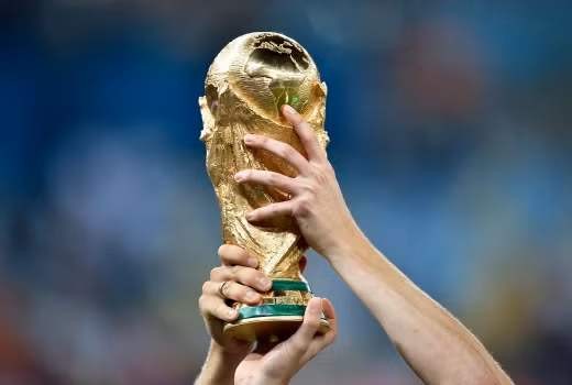 Cúp vàng FIFA chỉ rời khỏi địa điểm cất giữ trong 3 trường hợp: thứ nhất là tham gia tour diễu hành cúp vòng quanh thế giới, thứ hai, trưng bày trong buổi lễ bốc thăm vòng bảng World Cup và thứ ba là trưng bày trong trận khai mạc và chung kết World Cup.