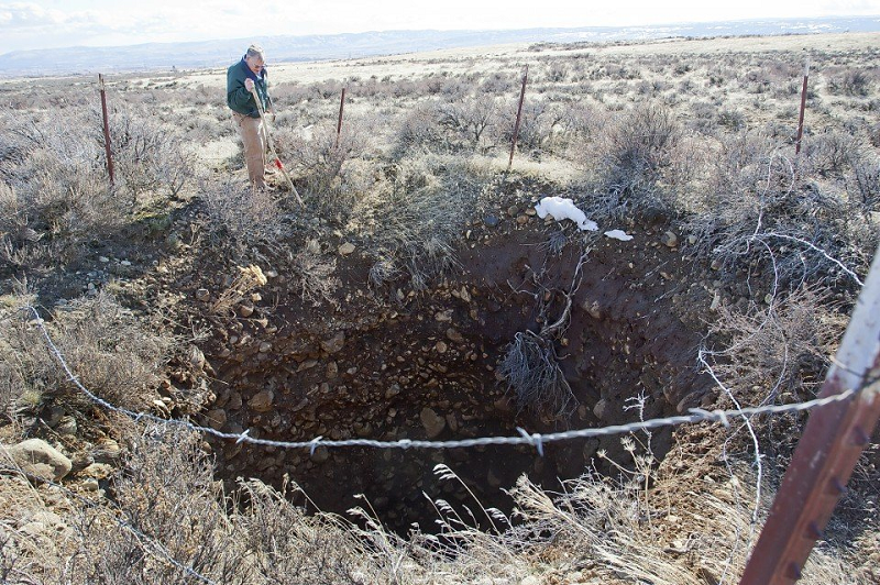 Theo truyền thuyết, vào những năm 1800 và có thể lâu hơn về trước, người dân địa phương thường ném rác và xác động vật xuống để lấp đầy miệng hố. Nhưng qua nhiều thế kỉ, mọi công sức của họ đều vô vọng vì hố gần như nuốt chửng tất cả những thứ ném vào nó và không hề có dấu hiệu đầy lên.