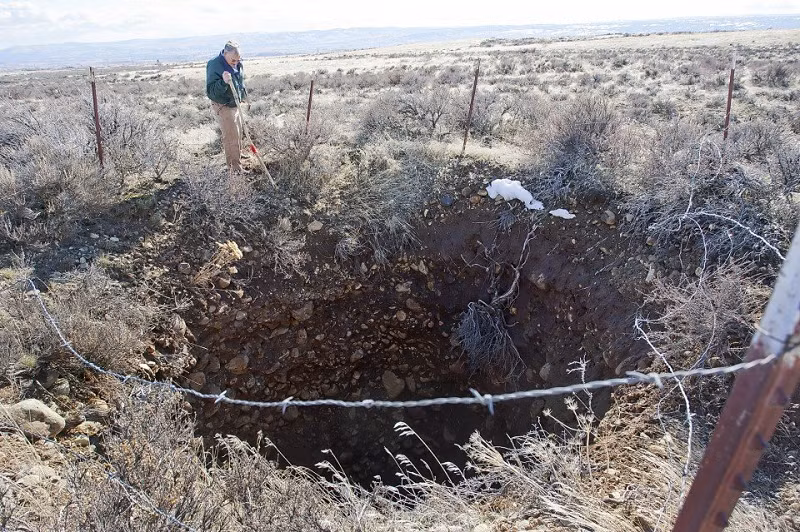 Theo truyền thuyết, vào những năm 1800 và có thể lâu hơn về trước, người dân địa phương thường ném rác và xác động vật xuống để lấp đầy miệng hố. Nhưng qua nhiều thế kỉ, mọi công sức của họ đều vô vọng vì hố gần như nuốt chửng tất cả những thứ ném vào nó và không hề có dấu hiệu đầy lên.