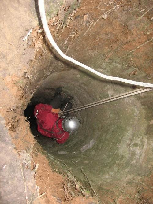 Malinkin vô cùng kinh ngạc bởi điều này chưa từng xảy ra trước đó - giống như chiếc hố chỉ vừa mới xuất hiện qua đêm. Đàn bò dường như cảm nhận được điều gì đó nguy hiểm. Chúng tỏ ra sợ hãi, không dám lại gần hố và cũng không dám gặm cỏ xung quanh đó.