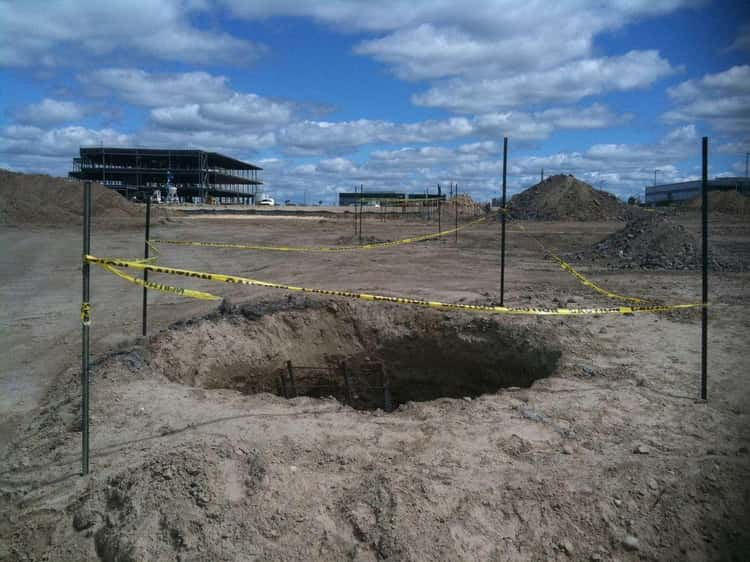 Điều đó càng kích thích trí tò mò của Mel và ông bắt đầu tìm cách xác định độ sâu của hố. Sau một vài thử nghiệm ban đầu, Mel giả định độ sâu của hố rơi vào khoảng 25km. Một vài ngày sau, Mel phát hiện lũ chim và ngay cả đến con chó của ông cũng không dám lại gần cái hố không đáy này.