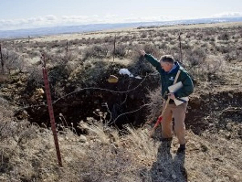 Nhận thấy những điều bất thường, Mel quyết định liên lạc với một một đài phát thanh nổi tiếng và đề nghị họ làm loạt chương trình về chiếc hố bí ẩn này. Thế nhưng chỉ vài tuần sau khi chương trình phát sóng, Mel bị tước hết tài sản và toàn bộ khu vực xung quanh cái hố cũng bị phong tỏa. Tên của ông và toàn bộ hồ sơ đất đều biến mất ngay sau đó.