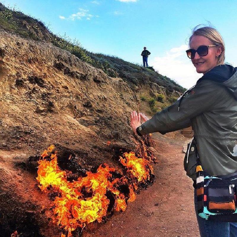 Theo CNN, ngày nay hầu hết du khách đến đây là để chiêm ngưỡng sự kỳ lạ của những ngọn lửa Yanar Dag hơn là khám phá tôn giáo. Trải nghiệm ở đây tuyệt nhất là về đêm, đặc biệt vào mùa đông.