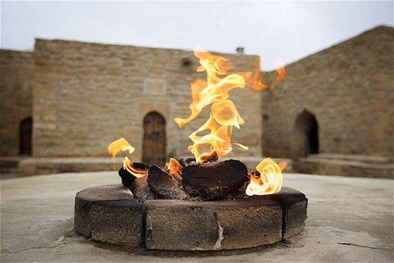 Đối với các tín đồ Hỏa giáo, lửa là thứ giúp liên kết giữa con người và thế giới siêu nhiên. Chúng thanh khiết, trường tồn và không thể thiếu trong thờ phụng.