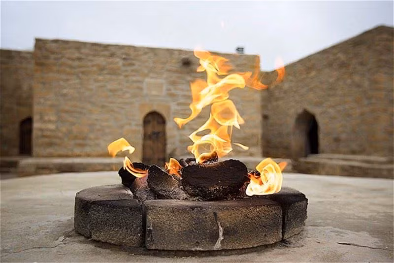 Đối với các tín đồ Hỏa giáo, lửa là thứ giúp liên kết giữa con người và thế giới siêu nhiên. Chúng thanh khiết, trường tồn và không thể thiếu trong thờ phụng.