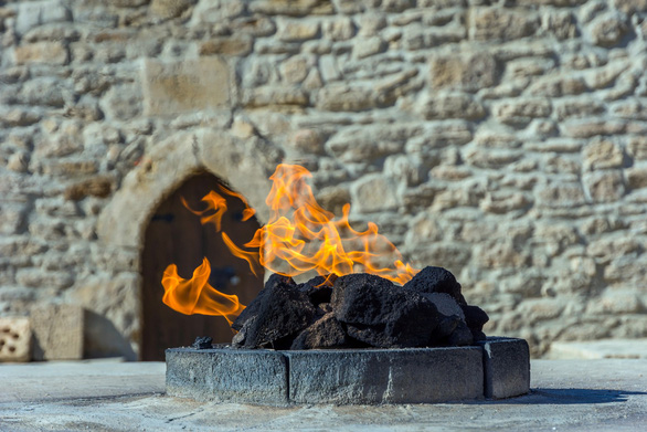 Không chỉ vậy, các thương nhân trên Con đường Tơ lụa cũng rất hứng thú truyền tai nhau về ngọn lửa kỳ lạ này. Đó cũng là lý do tại sao Azerbaijan được người xưa đặt biệt danh là “vùng đất của lửa”.