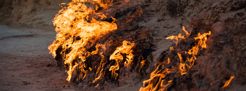 Những ngọn lửa không bao giờ tắt ở Azerbaijan tạo nên sự hấp dẫn cho đất nước này bởi chúng từng giữ vai trò quan trọng trong tôn giáo cổ Zoroastria, hay còn gọi là Hỏa giáo, được ra đời ở Iran và sau đó phát triển mạnh mẽ ở Azerbaijan thời kỳ TCN.