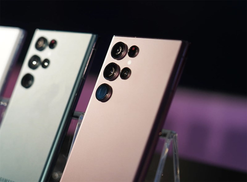 Blogger nổi tiếng Ice Universe cho rằng thông số camera sau của Galaxy S23 Ultra bị rò rỉ trên là không chính xác, đáng lẽ ra phải là camera chính 200 MP + ống kính siêu rộng 12 MP + ống kính phụ 10 MP (zoom quang học 3x) + ống kính phụ 10 MP (zoom quang học 10x).