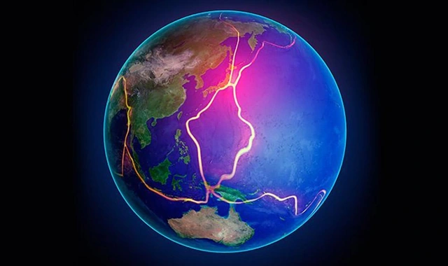 Phần ngoài cùng nhất của Trái Đất được cấu tạo bởi thạch quyển nằm trên và quyển mềm bên dưới. Thạch quyển bao gồm vỏ Trái Đất và phần trên cùng nhất của quyển manti. Quyển mềm thuộc manti ở trạng thái rắn, nhưng có độ nhớt và ứng suất cắt tương đối thấp nên có thể chảy giống như chất lỏng nếu xét theo thời gian địa chất. Phần sâu nhất của manti bên dưới quyển mềm thì cứng do chịu áp suất lớn hơn.