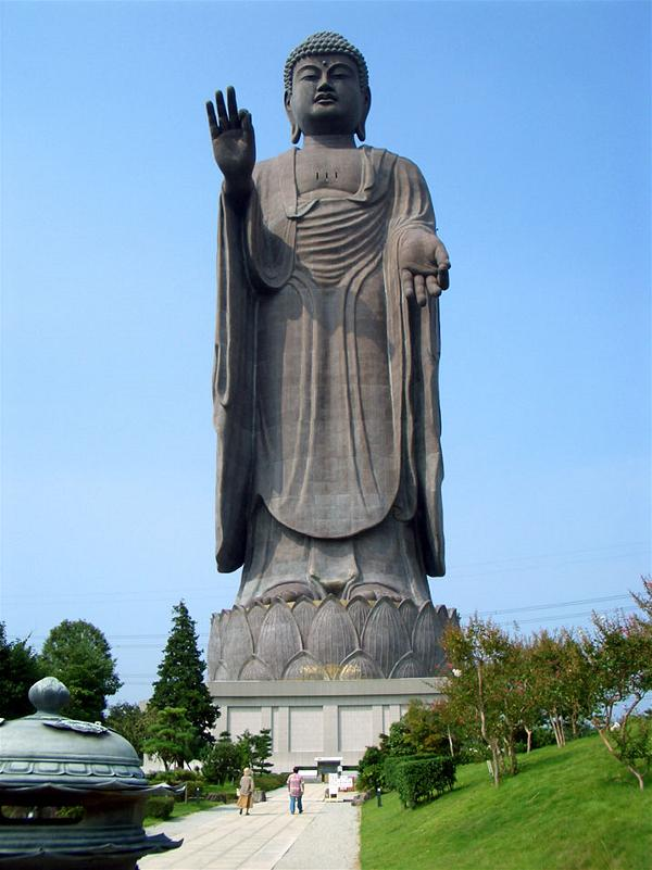 4 . Tượng phật Ushiku Daibutsu (Nhật Bản) là tượng Phật bằng đồng lớn nhất thế giới với chiều cao tổng cộng 120m, do Chùa Higashi Honganji xây dựng. Thành phố Ushiku đã được chọn làm nơi đặt tượng nhờ có liên hệ với Shinran, người sáng lập giáo phái Jodo Shinshu (Tịnh độ chân tông).